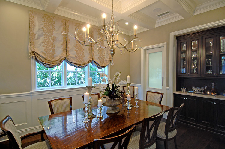 This is an example of a traditional dining room in Los Angeles.