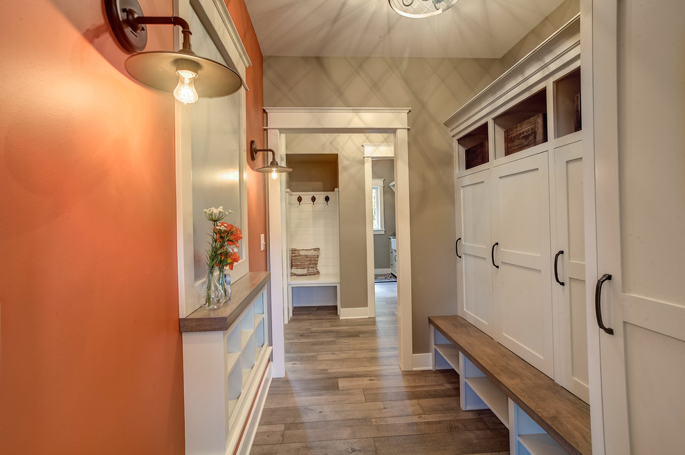 Transitional entryway photo in Grand Rapids