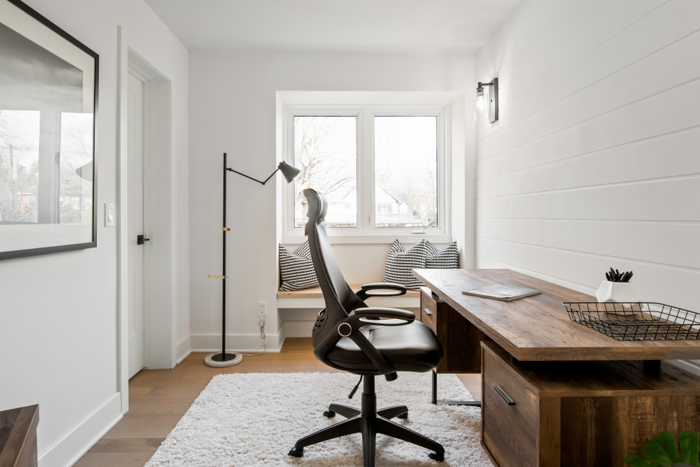 Esempio di un grande ufficio country con pareti bianche, scrivania autoportante, pavimento marrone, pareti in perlinato e parquet chiaro