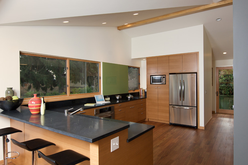 Kitchen - modern kitchen idea in Seattle