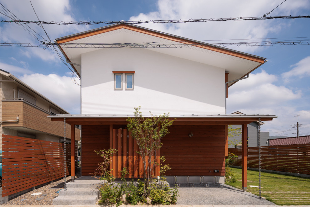 Modelo de fachada de casa blanca y gris nórdica de tamaño medio de dos plantas con revestimiento de estuco, tejado a dos aguas, tejado de metal y panel y listón