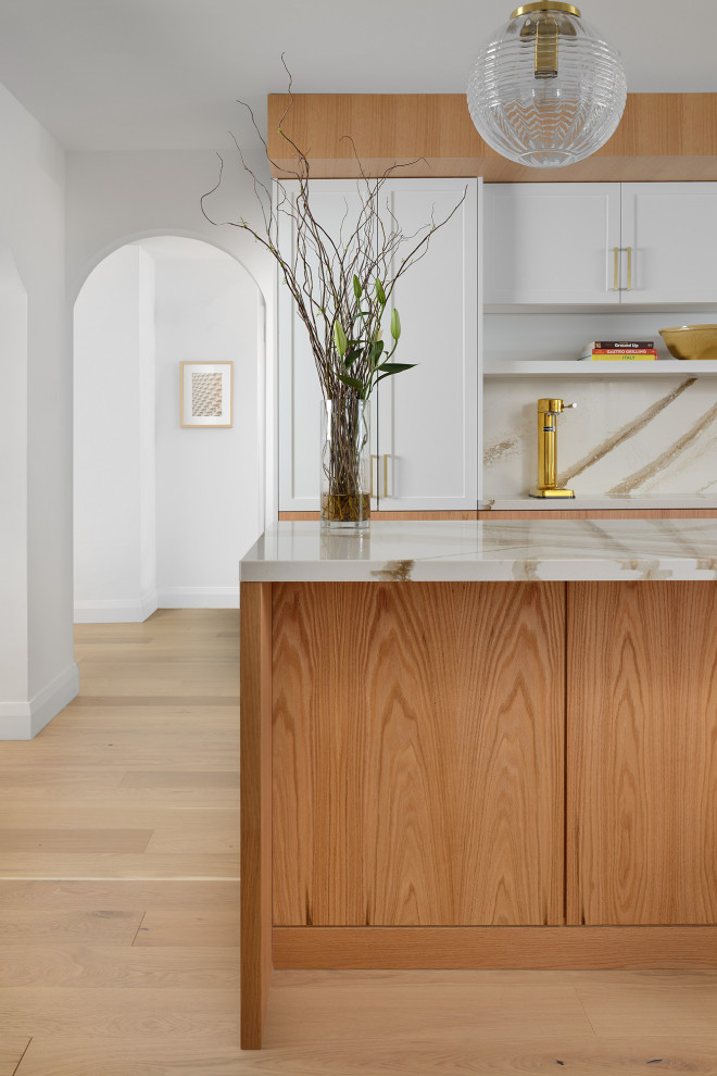 Example of a huge 1950s l-shaped light wood floor and brown floor eat-in kitchen design in Toronto with a single-bowl sink, shaker cabinets, light wood cabinets, quartz countertops, multicolored backsplash, quartz backsplash, stainless steel appliances, an island and multicolored countertops