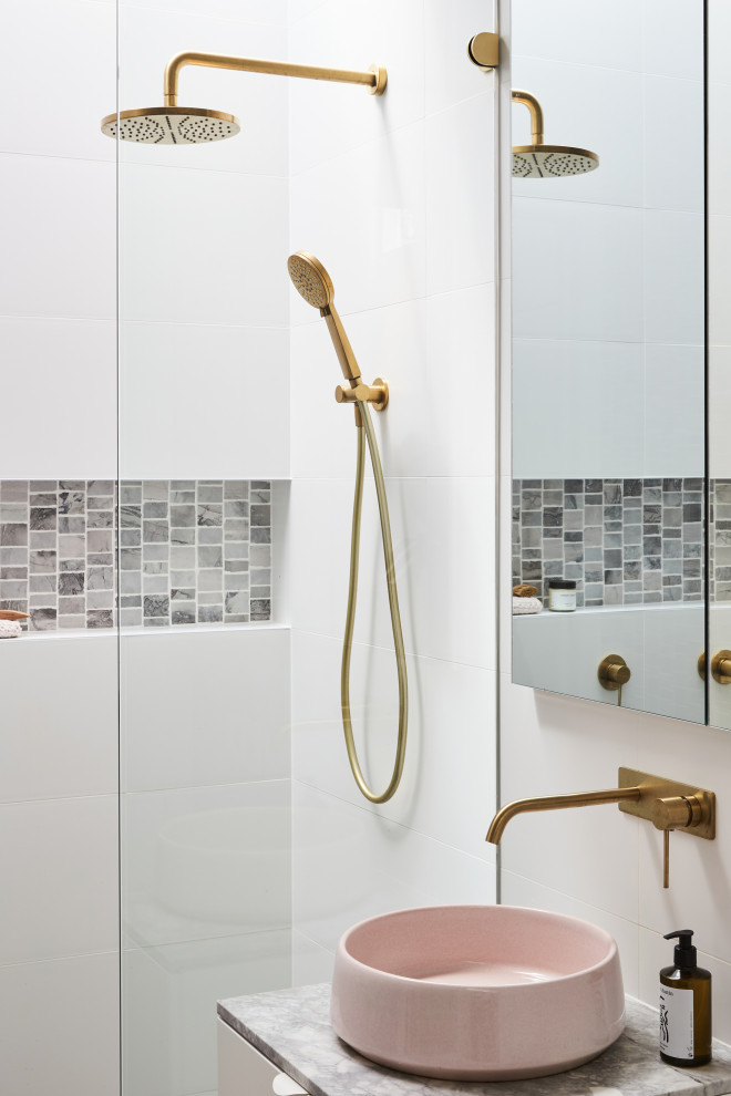 Esempio di una piccola stanza da bagno minimal con doccia aperta, piastrelle grigie, piastrelle di marmo, pavimento in gres porcellanato, top in marmo, pavimento grigio, doccia aperta e un lavabo