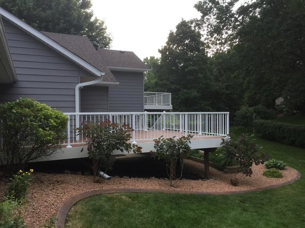 Large traditional backyard deck in Minneapolis with no cover.