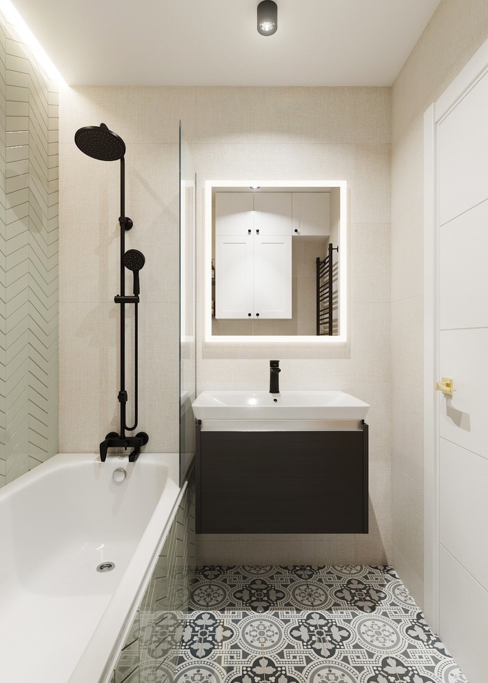 Напольная плитка с орнаментом и чёрные смесители придают игры контраста, отвлека