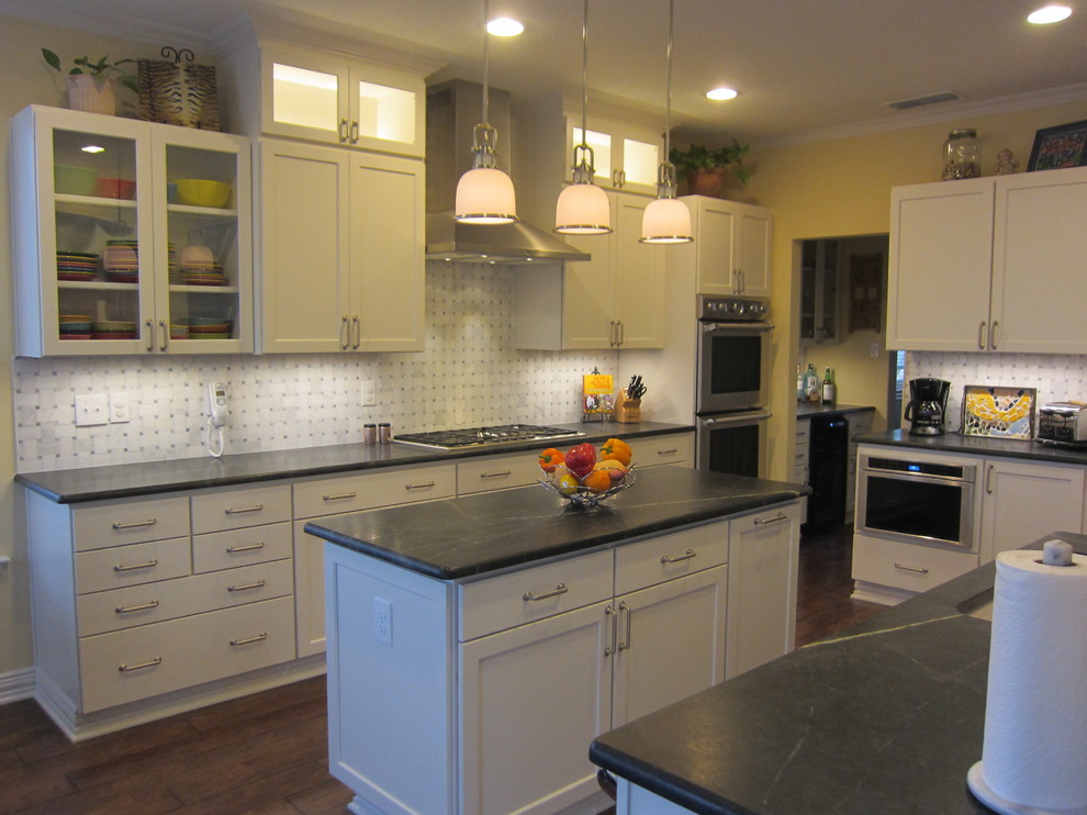Kitchen - transitional kitchen idea in Dallas