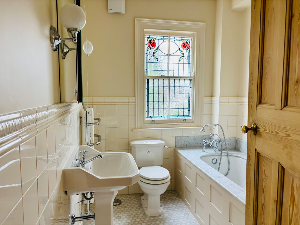 Family Bathroom, N12