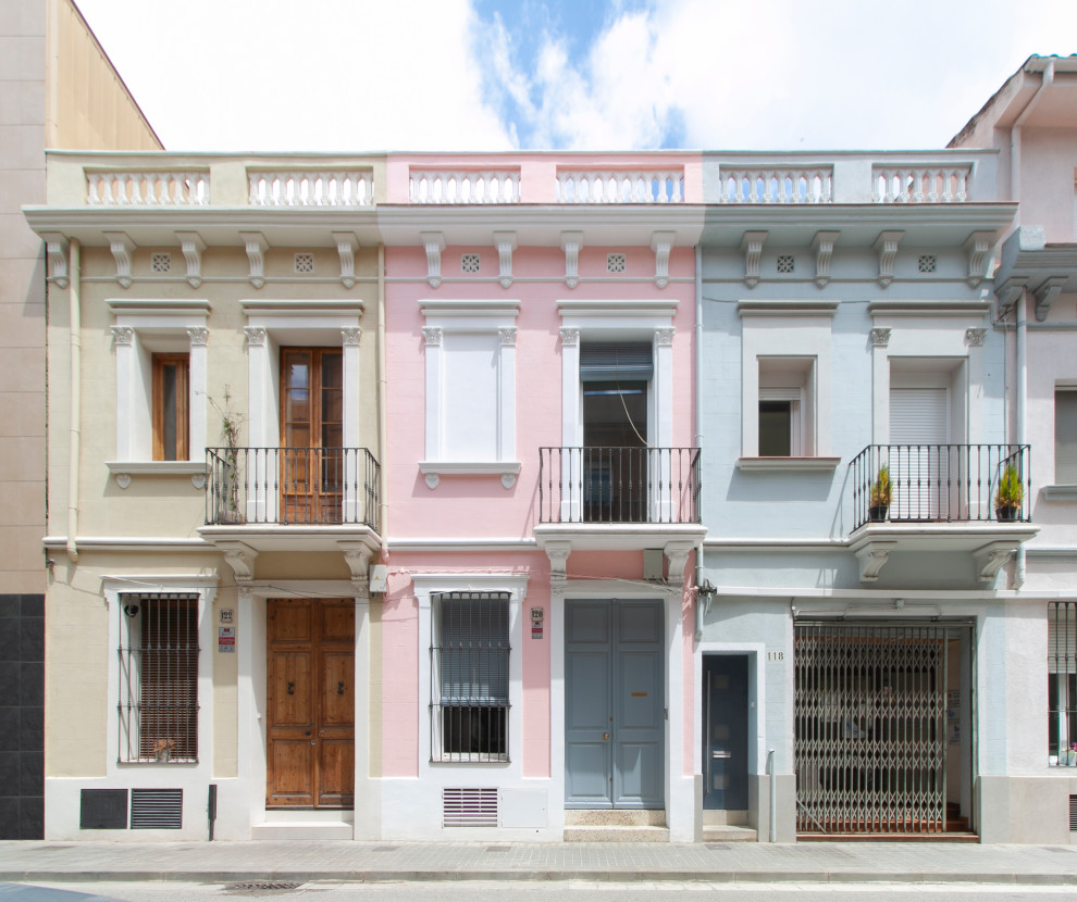 Стильный дизайн: двухэтажный, розовый таунхаус в стиле неоклассика (современная классика) с двускатной крышей, черепичной крышей и белой крышей - последний тренд
