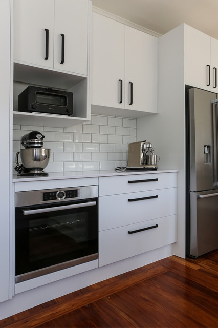 Classy Compact Black and White Kitchen moderne-koekken