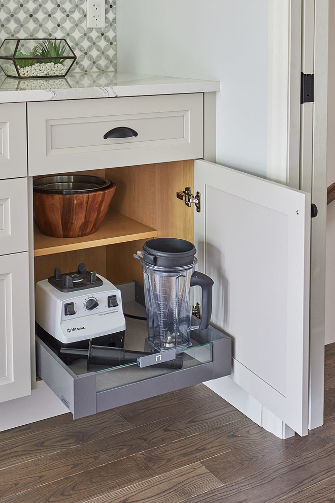 Kitchen - transitional kitchen idea in Toronto