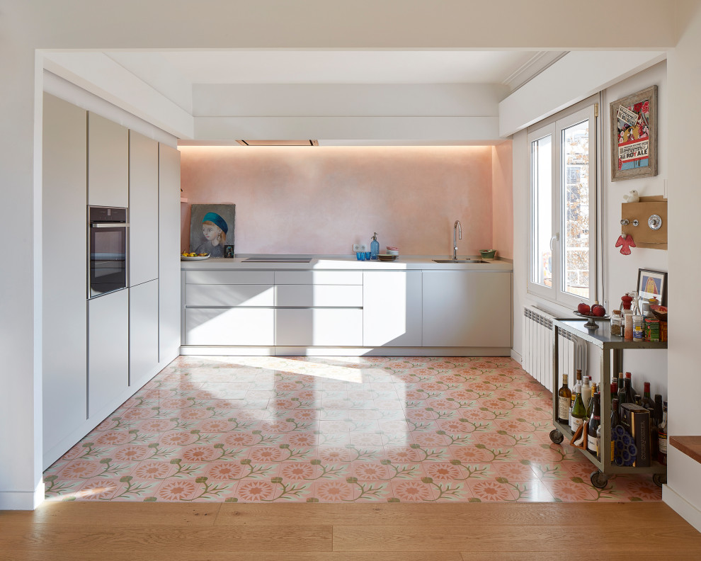 Mittelgroßer Stilmix Flur mit weißer Wandfarbe, braunem Holzboden, braunem Boden und Holzwänden in Barcelona