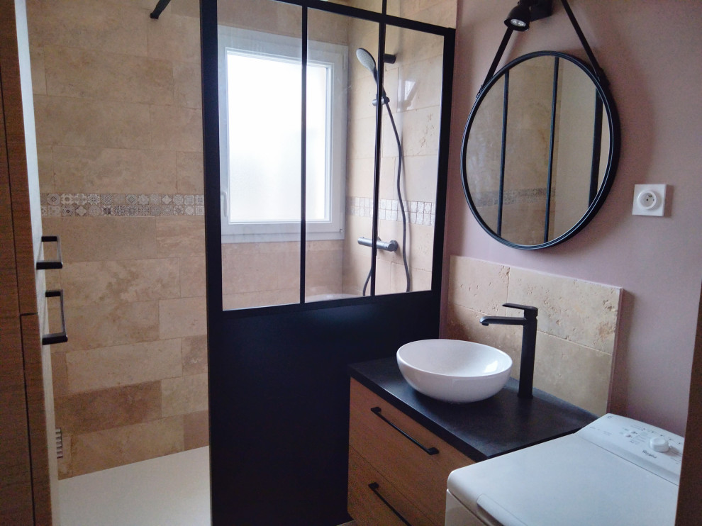 Esempio di una stanza da bagno con doccia industriale di medie dimensioni con doccia a filo pavimento, piastrelle beige, piastrelle in travertino, pareti beige e mobile bagno sospeso