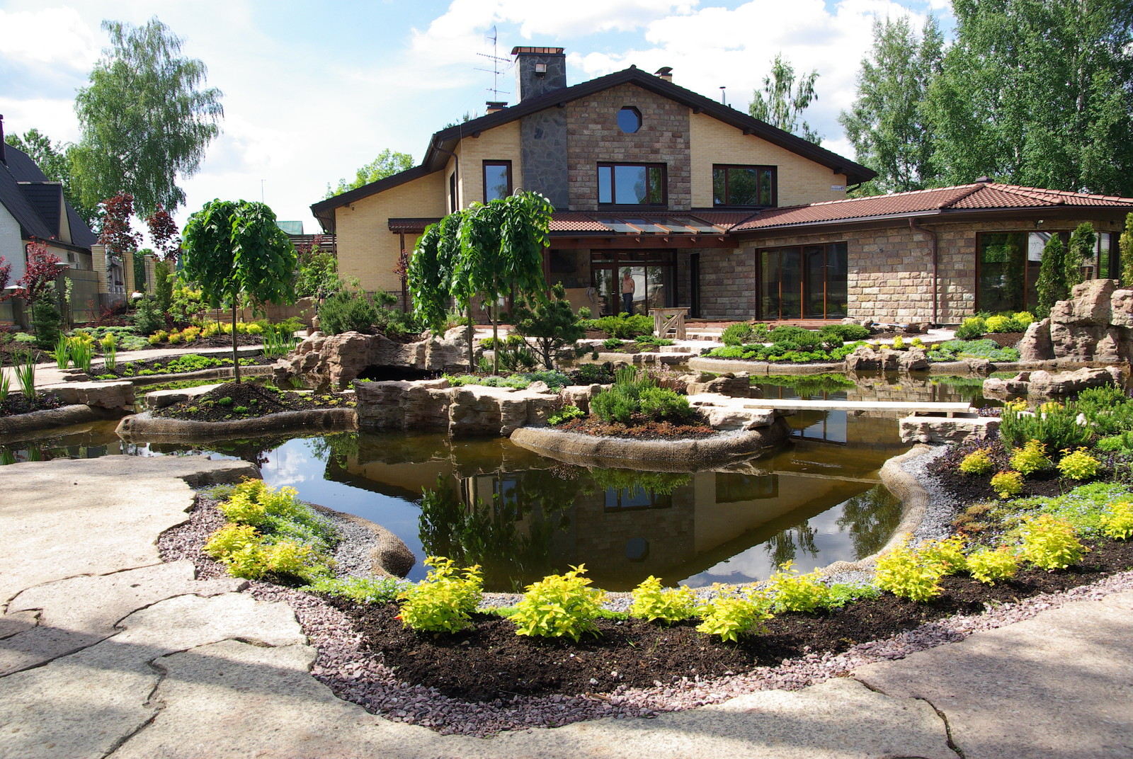 вокруг пруда