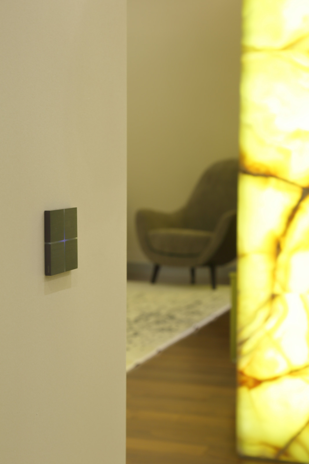 Сенсорный выключатель Basalte Sentido.