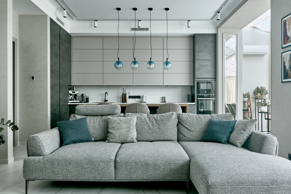 Пример оригинального дизайна: открытая гостиная комната в современном стиле с серыми стенами, полом из керамогранита, белым полом и многоуровневым потолком