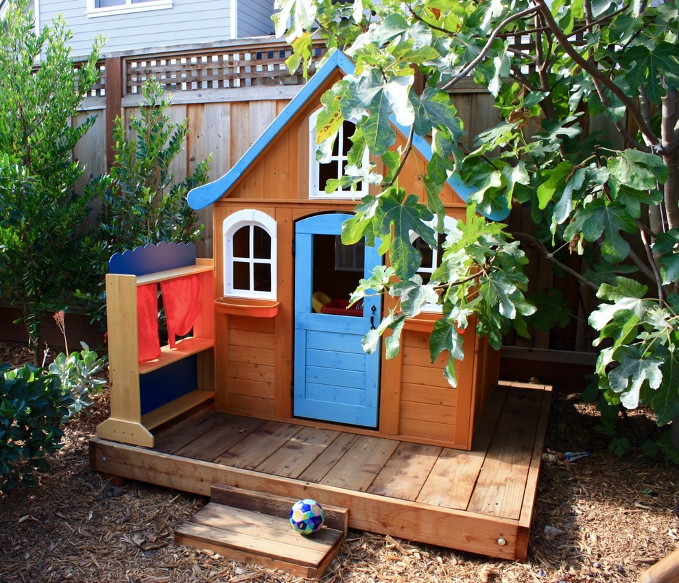 Kleiner Klassischer Garten hinter dem Haus mit Spielgerät und Natursteinplatten in San Francisco
