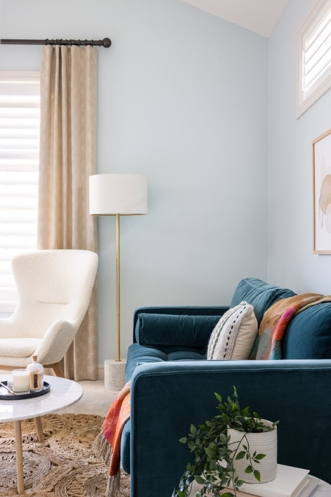 На фото: гостевая спальня среднего размера, (комната для гостей) в стиле модернизм с синими стенами, ковровым покрытием, белым полом, сводчатым потолком и обоями на стенах