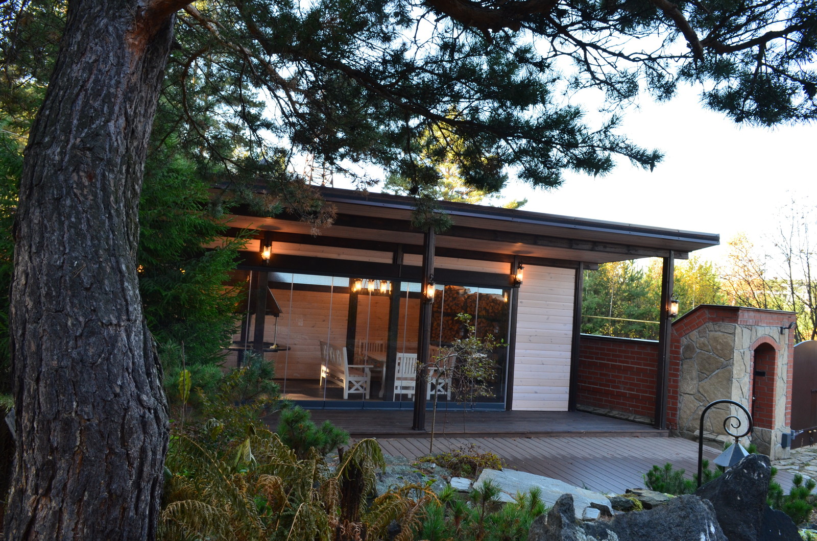 Беседка с грилем и безрамным остеклением