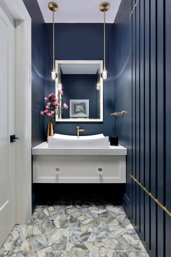 Imagen de aseo flotante contemporáneo con armarios con paneles lisos, puertas de armario blancas, paredes azules, lavabo de seno grande, encimera de mármol y encimeras blancas