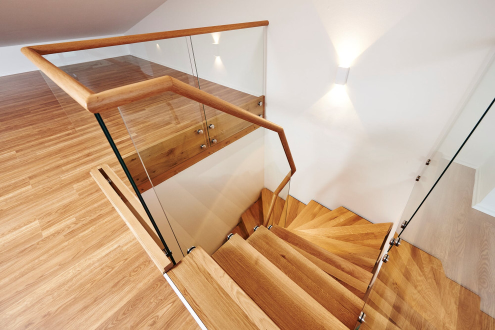 Дубовая лестница со стеклянным ограждением