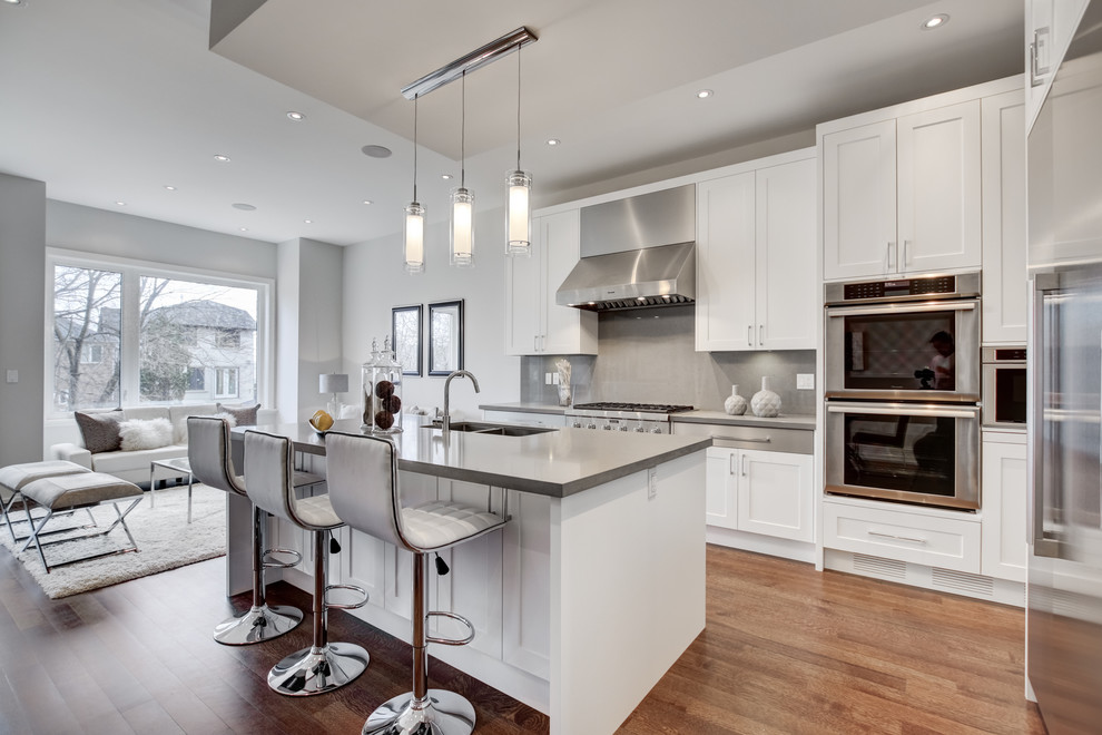 Transitional kitchen photo in Toronto