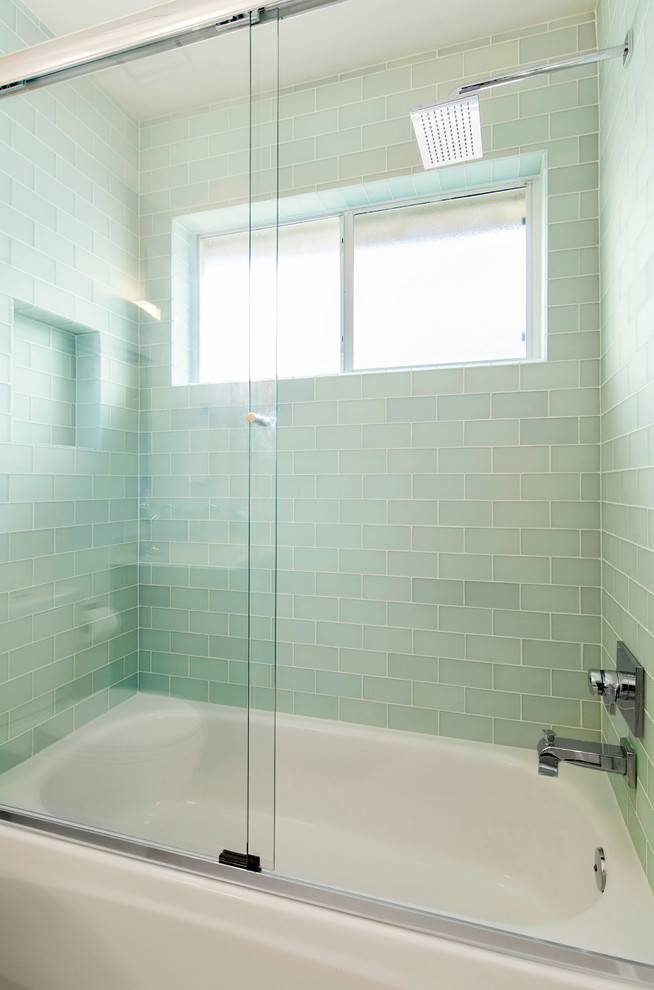 Photo of a contemporary bathroom in Dallas.