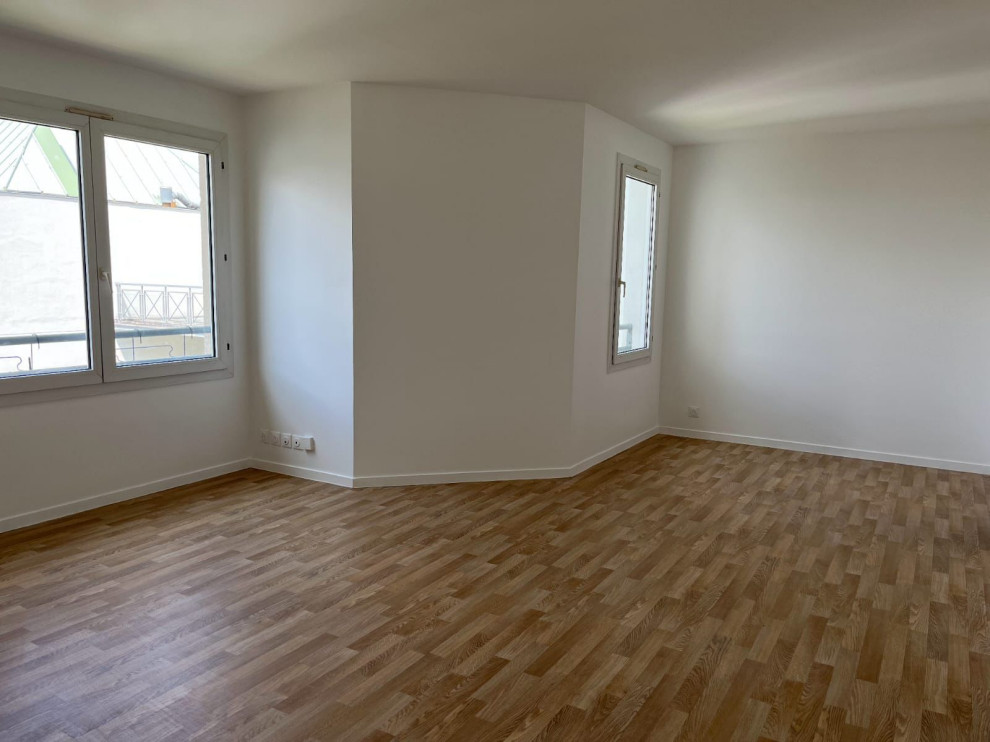 Pièce à vivre initiale organisée en plateau unique sans chambre séparée