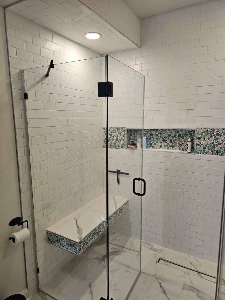 Inspiration för mellanstora 60 tals en-suite badrum, med en kantlös dusch, vit kakel, keramikplattor, klinkergolv i porslin, flerfärgat golv och dusch med gångjärnsdörr