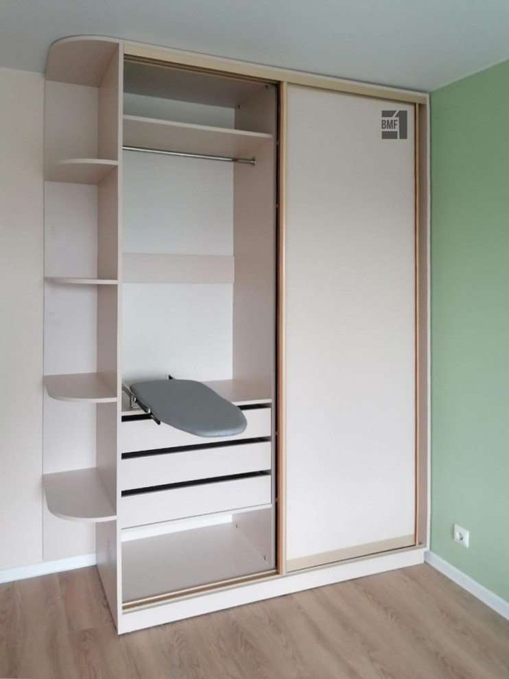 Шкаф с встроенной гладильной доской