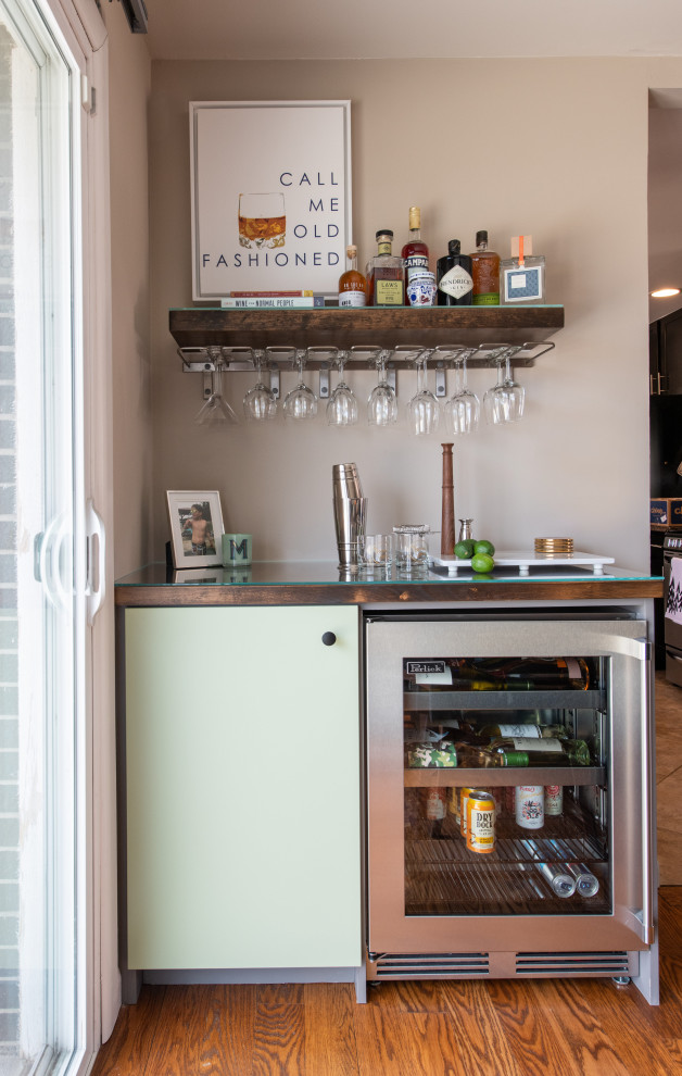 Cette photo montre un petit bar de salon rétro avec un sol en bois brun.