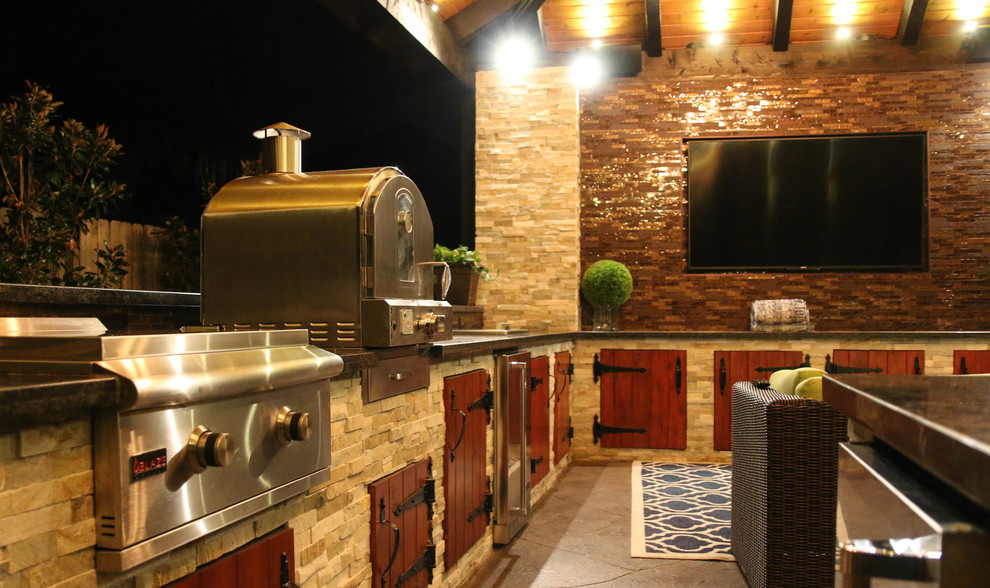 Example of a transitional home design design in Houston