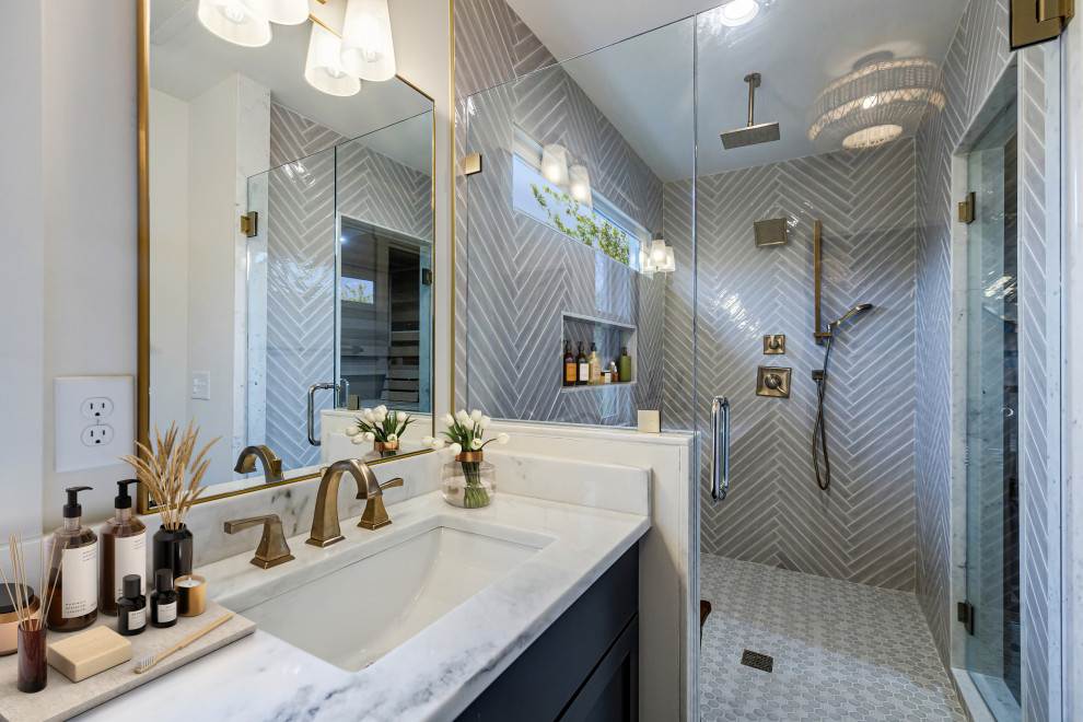 Klassisk inredning av ett vit vitt badrum, med skåp i shakerstil, svarta skåp, en dusch i en alkov, vita väggar, mosaikgolv, ett undermonterad handfat, grått golv och dusch med gångjärnsdörr