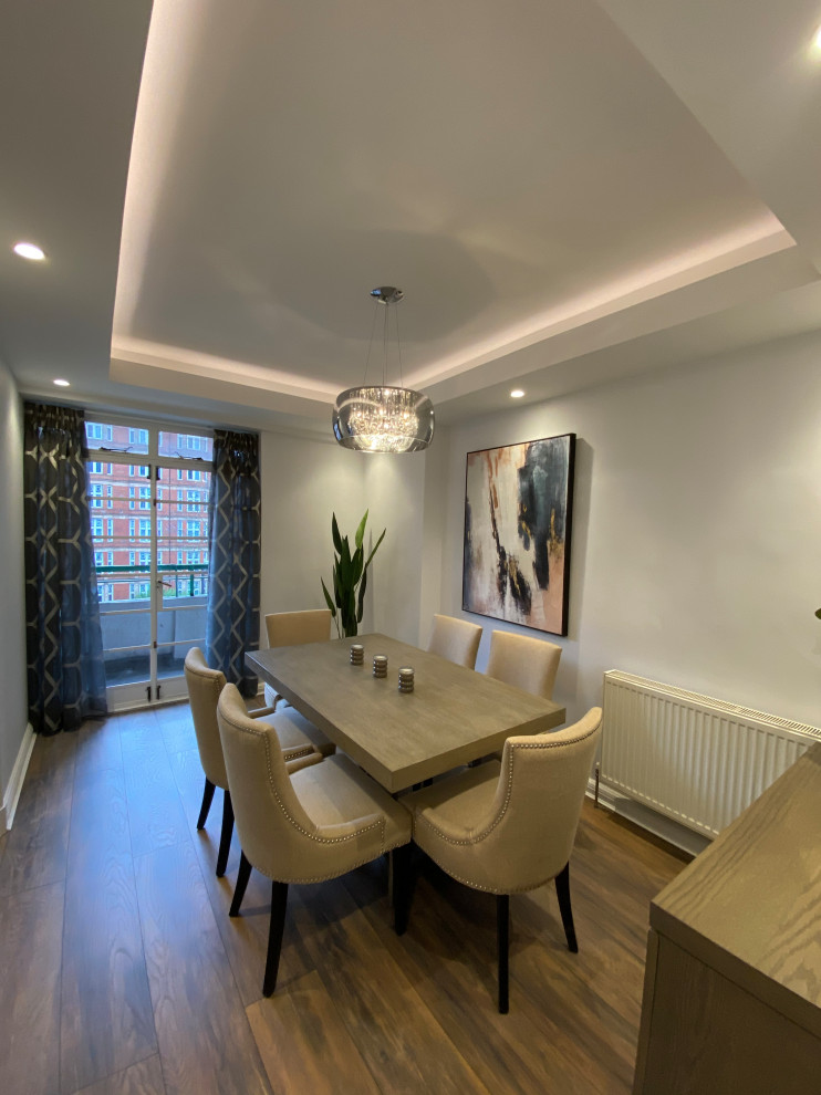 Inspiration pour une petite salle à manger minimaliste avec un mur multicolore, parquet foncé, un sol marron et un plafond décaissé.