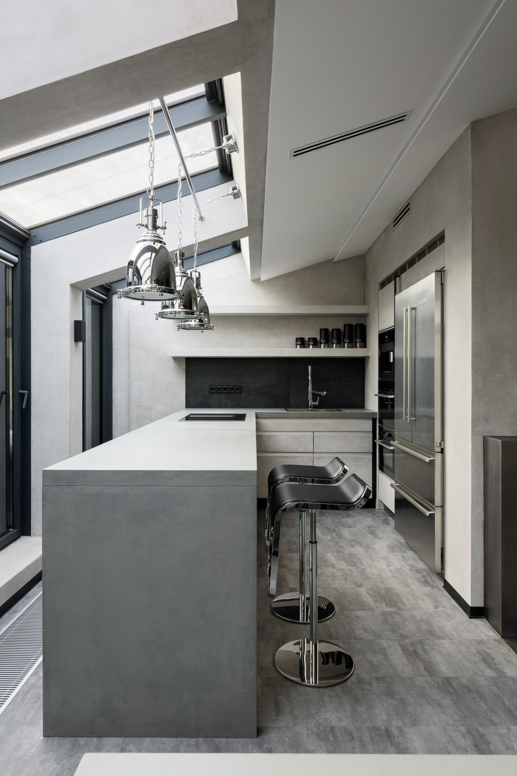 Квартира с видом на крыши Петербурга