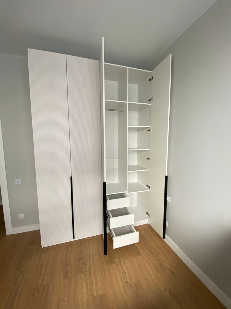 Распашные шкафы