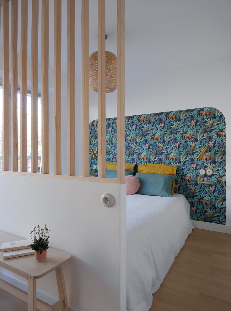 Imagen de dormitorio principal minimalista grande con paredes blancas, suelo de madera clara, suelo beige y papel pintado