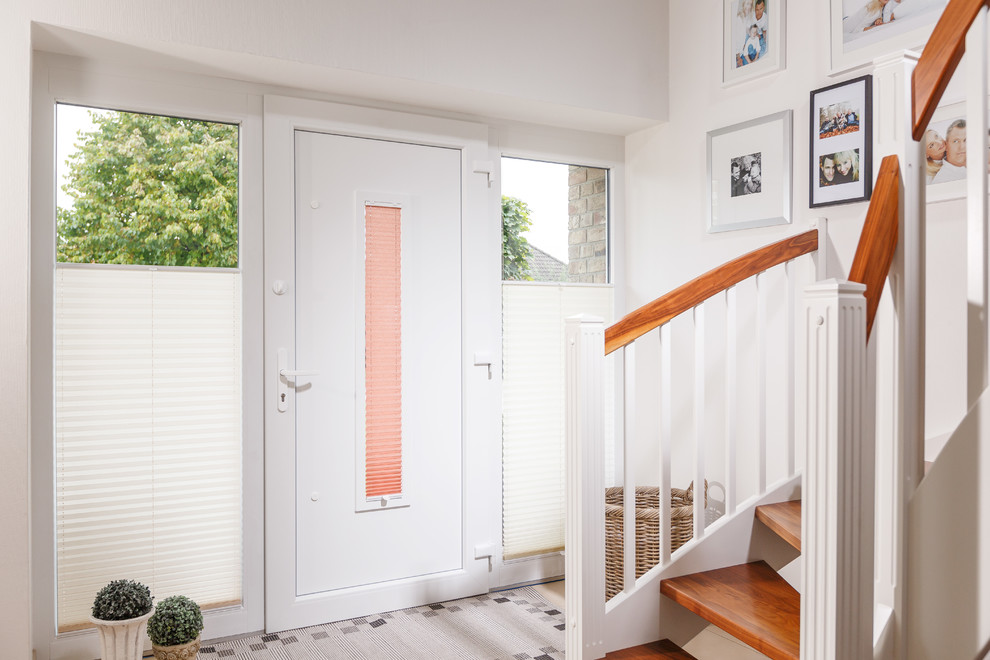 Kleine Landhausstil Haustür mit weißer Wandfarbe, Einzeltür und weißer Haustür in München