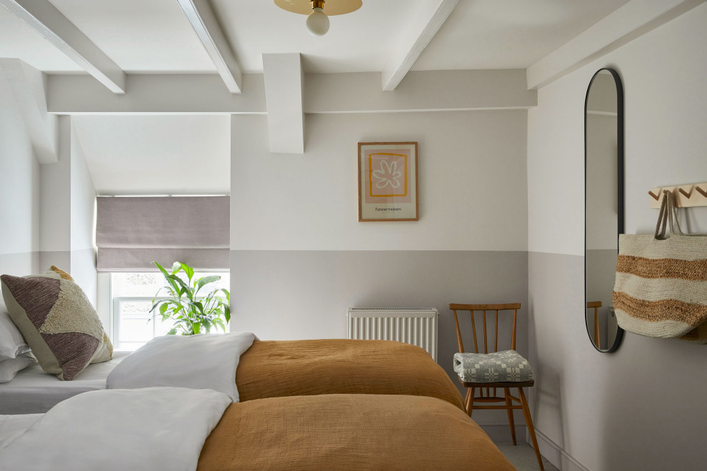 Mittelgroßes Hauptschlafzimmer mit lila Wandfarbe, Teppichboden und grauem Boden in Sonstige