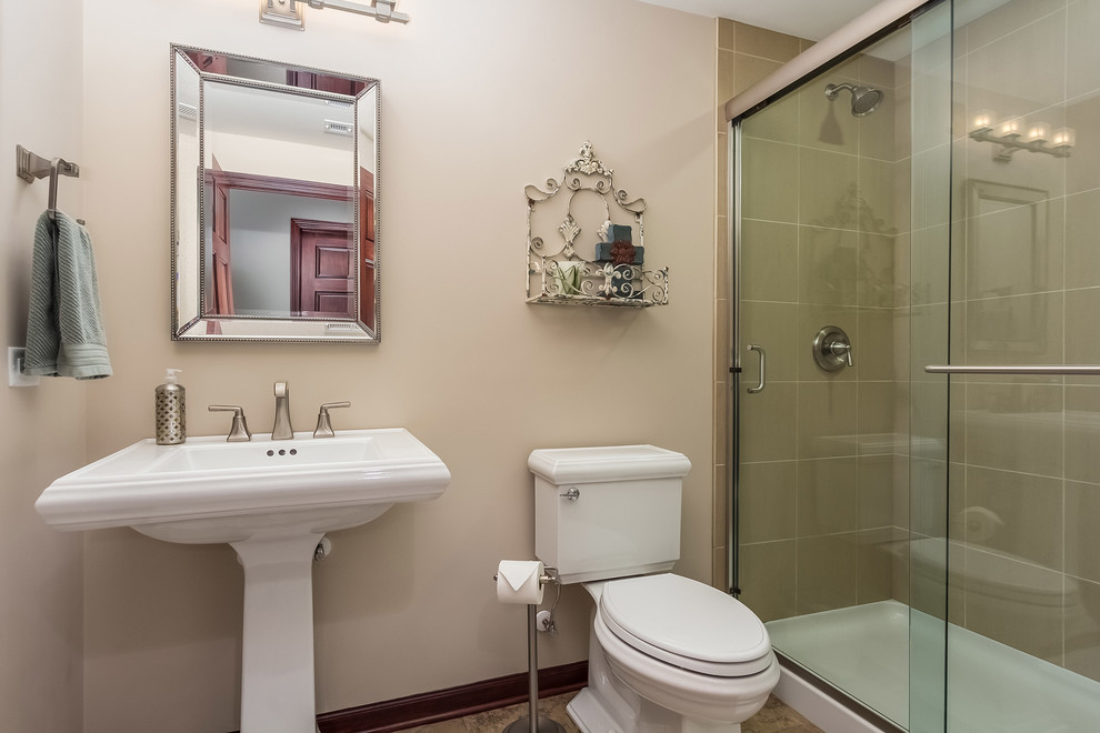 Mid-sized traditional 3/4 bathroom in Chicago with an alcove shower, a two-piece toilet, beige walls, a pedestal sink and a sliding shower screen.