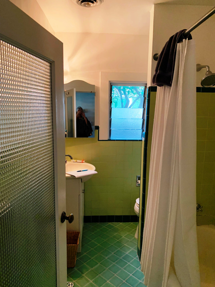 Источник вдохновения для домашнего уюта: маленькая главная ванная комната в стиле модернизм с керамической плиткой для на участке и в саду