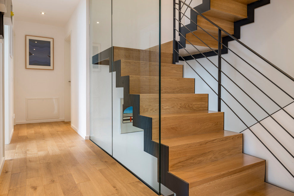 Moderne Holztreppe in U-Form mit Holz-Setzstufen und Stahlgeländer in Sonstige