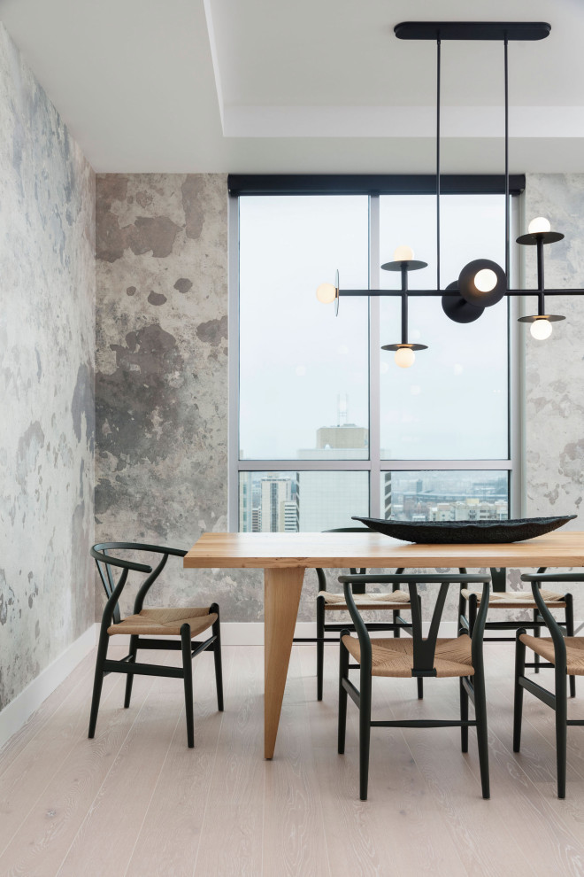 Idée de décoration pour une salle à manger ouverte sur la cuisine minimaliste de taille moyenne avec un mur multicolore, parquet clair, un sol beige, un plafond décaissé et du papier peint.