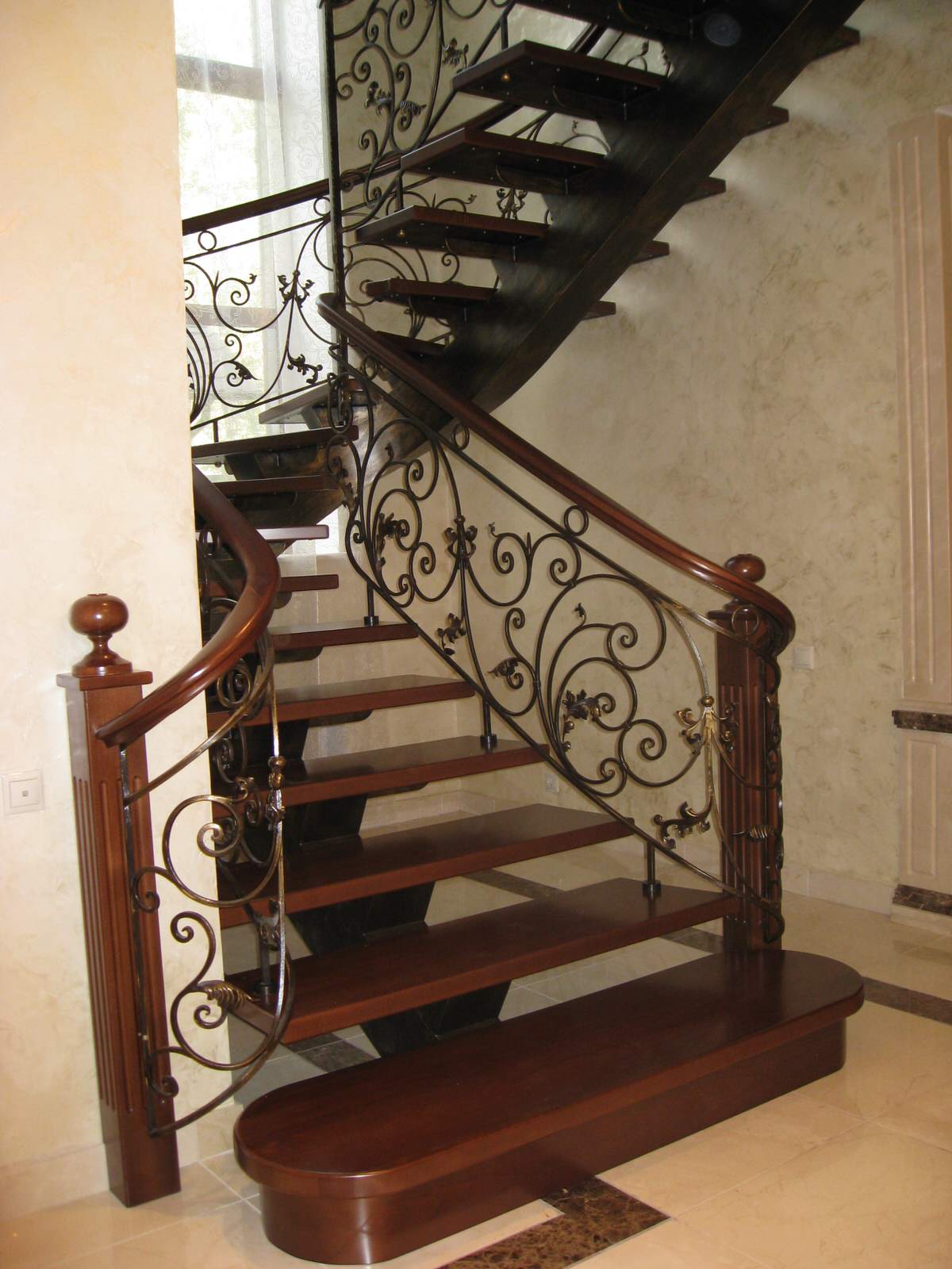 Лестница с кованым ограждением на металлическом косоуре