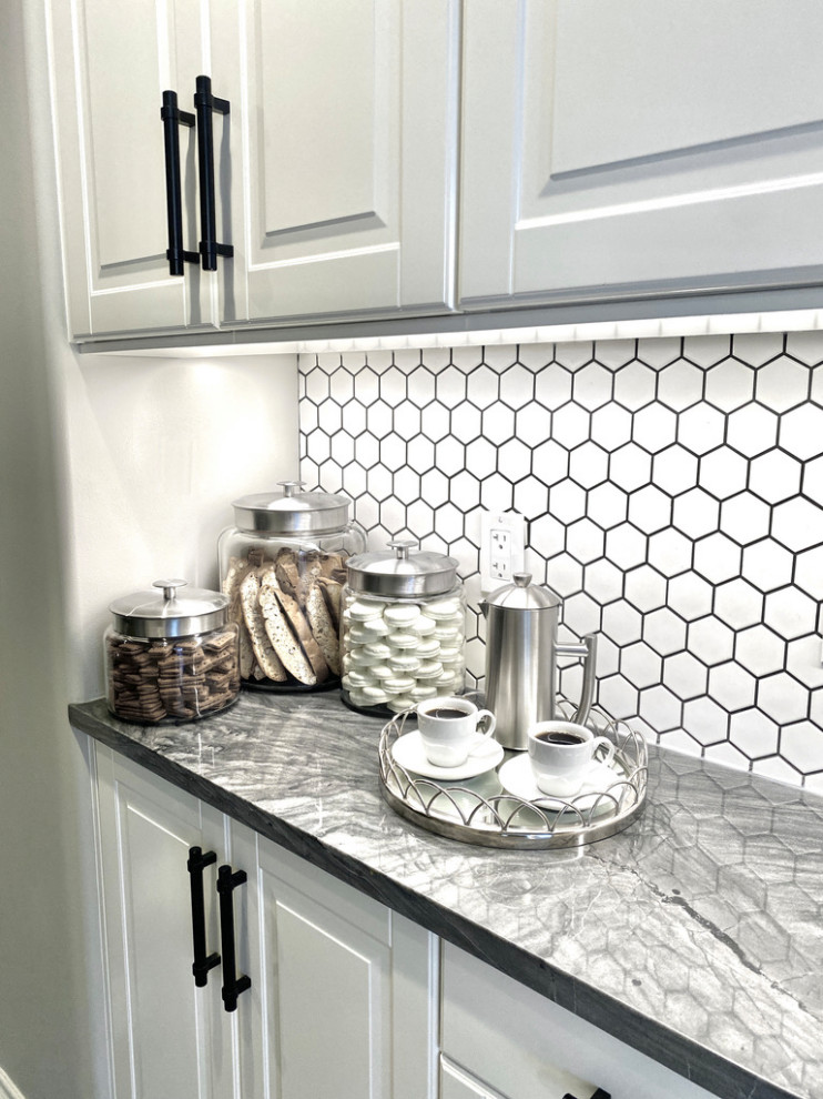 Foto di una cucina classica con ante in stile shaker, ante bianche, top in quarzite, paraspruzzi bianco, paraspruzzi con piastrelle a mosaico e top grigio