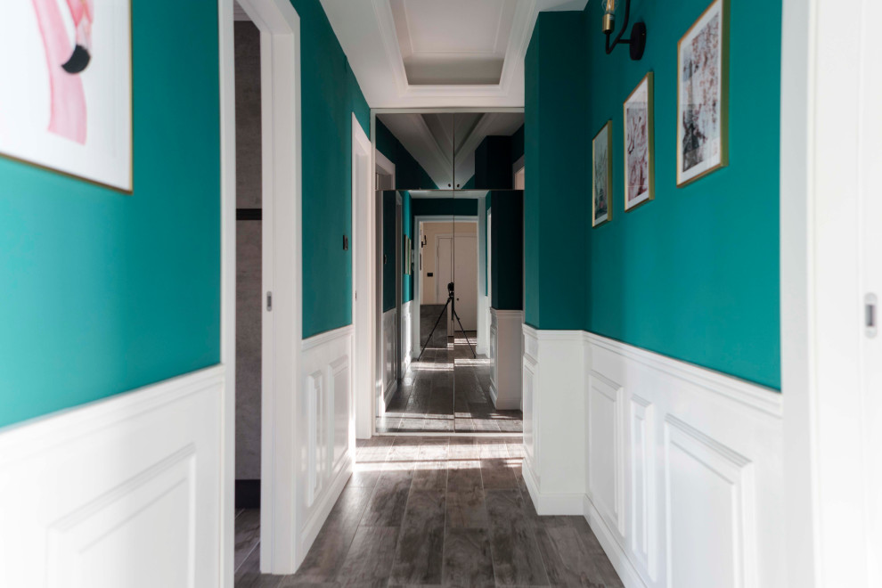 На фото: коридор среднего размера в современном стиле с зелеными стенами, полом из керамогранита, серым полом, многоуровневым потолком и панелями на стенах
