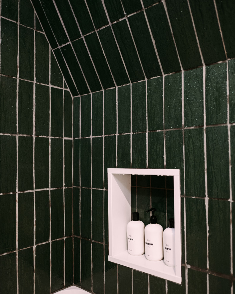 他の地域にあるトラディショナルスタイルのおしゃれな浴室 (緑のタイル、セラミックタイル、レンガ壁) の写真