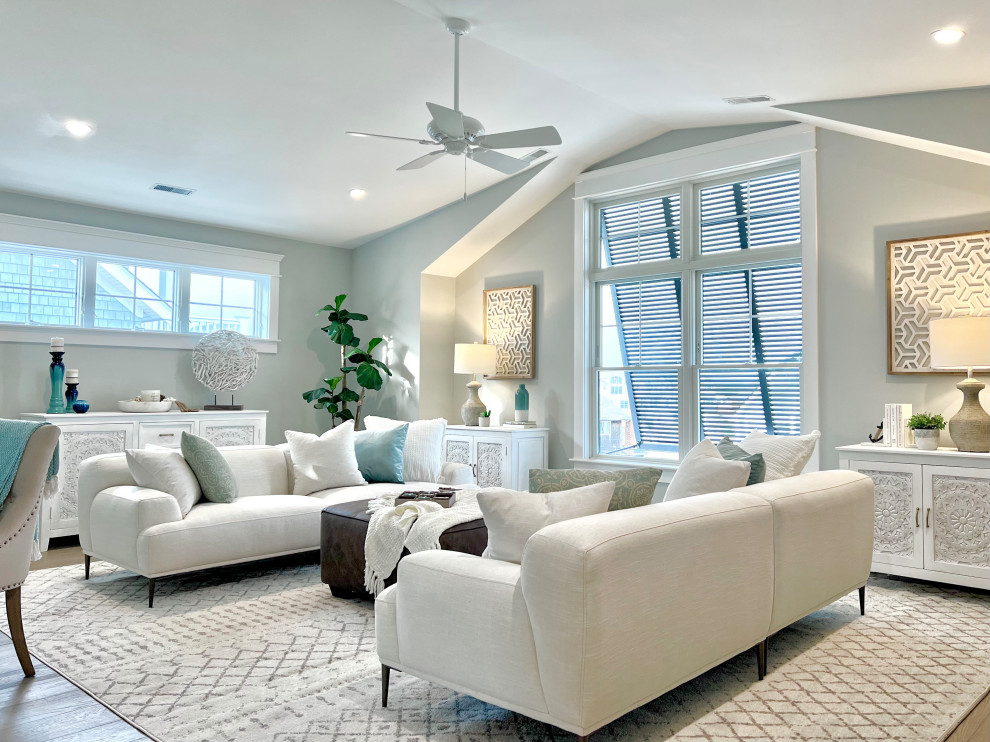 Idée de décoration pour une salle de séjour marine avec parquet clair, un sol gris et un mur gris.