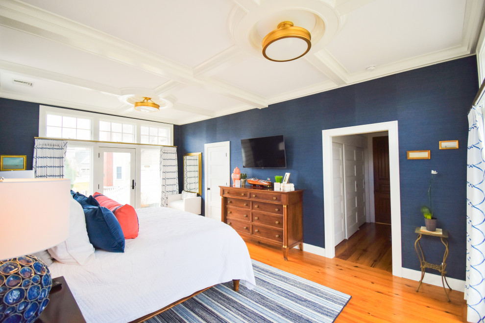 Imagen de dormitorio principal marinero grande con paredes azules, suelo de madera en tonos medios, casetón y papel pintado