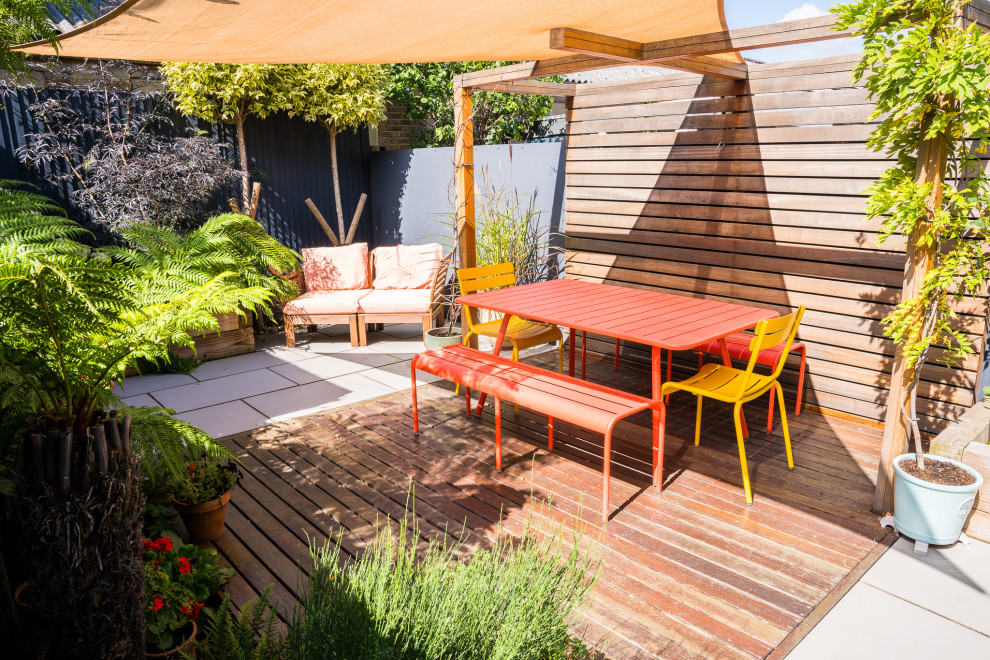 Идея дизайна: маленький солнечный, летний участок и сад на внутреннем дворе в средиземноморском стиле с хорошей освещенностью для на участке и в саду