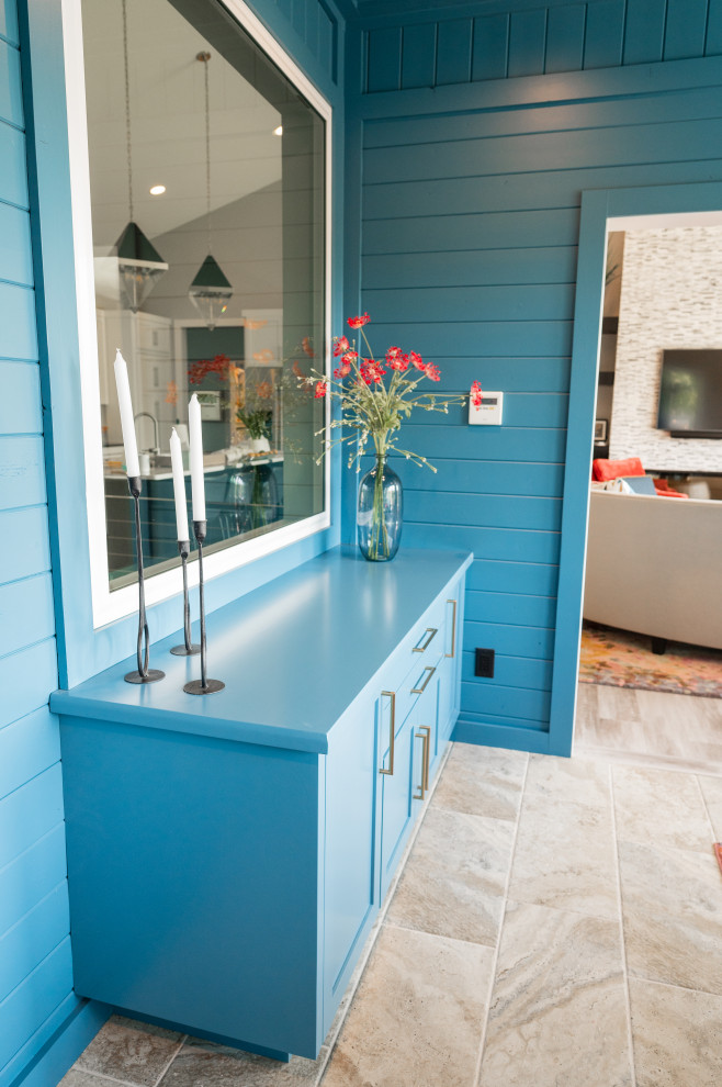 Esempio di una sala da pranzo minimal chiusa con pareti blu, pareti in legno e pavimento beige